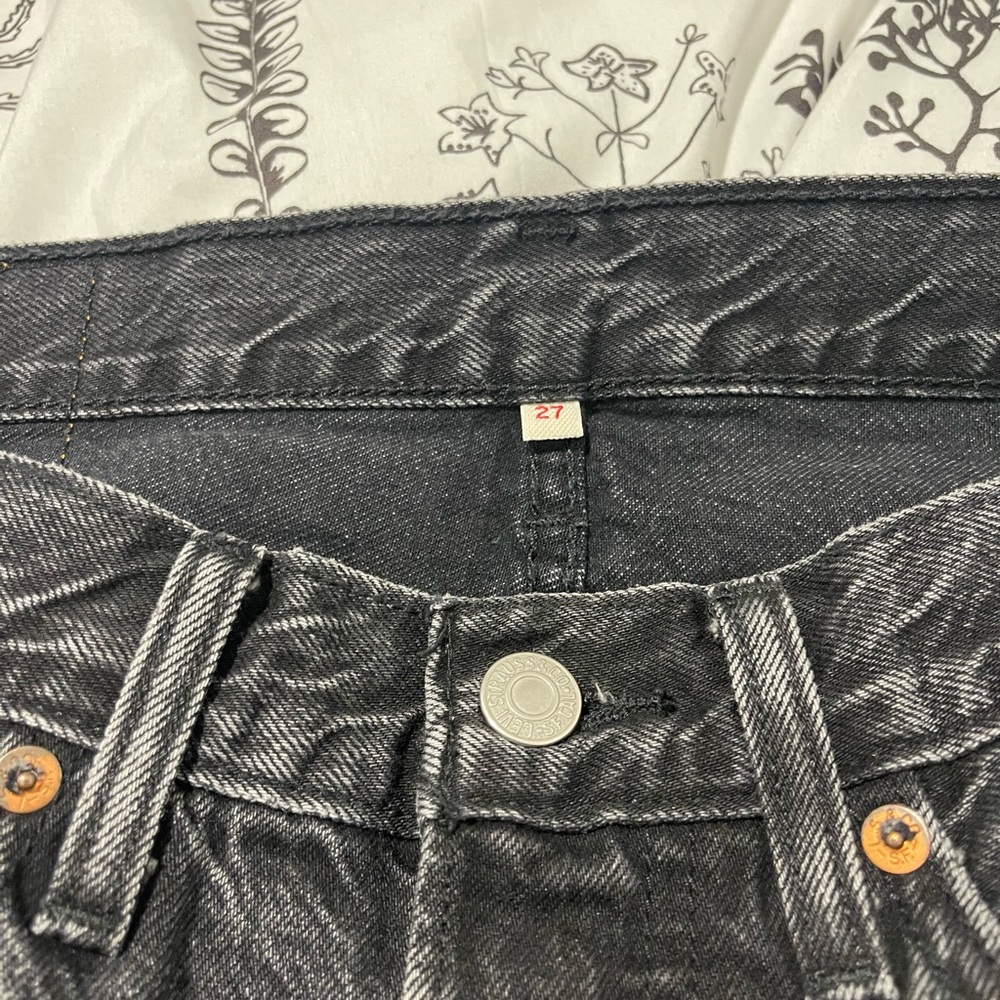 Levi’s denim skirt in size 27